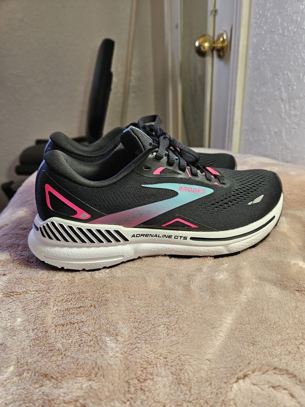 Brooks Adrenaline GTS Women’s Running -Size 7 US